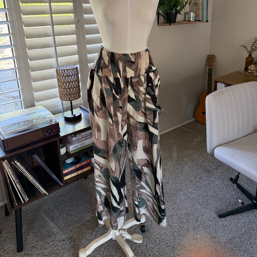 Pull on palazzo pants size small nice deep side pockets super cool and comfy